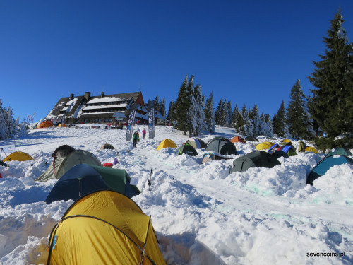 Uczestnicy Winter Camp 2015 pod schroniskiem na Turbaczu